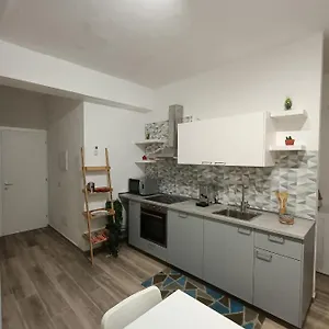 https://appartamento-violet-parma.emilia-romagnahotels.net